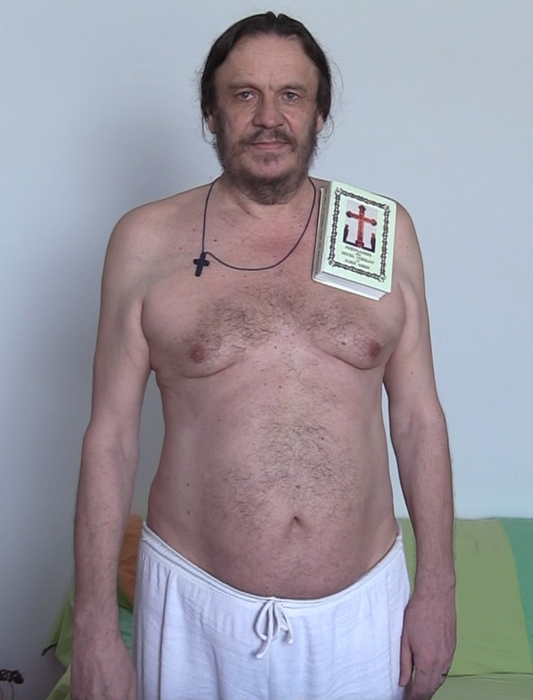 L-am găsit pe ”Omul-magnet”! Farfurii, telefoane sau sticle se lipesc de arădean