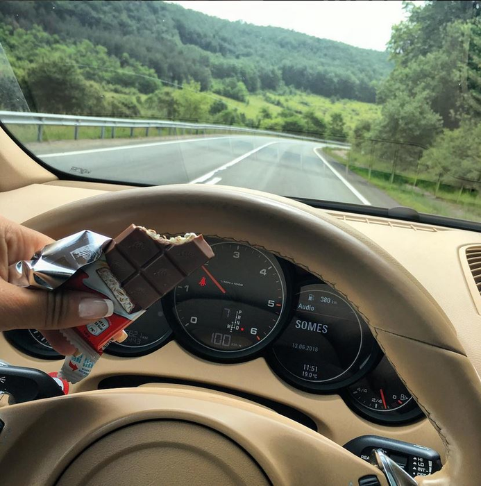 Vlăduţa conduce un Porsche Cayenne