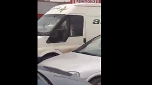 Cineva claxona în continuu, în parcarea unui supermarket! Când s-au dus să vadă despre ce era vorba, nu le-a venit să creadă cine era, de fapt, la volan. Întâmplarea a devenit virală