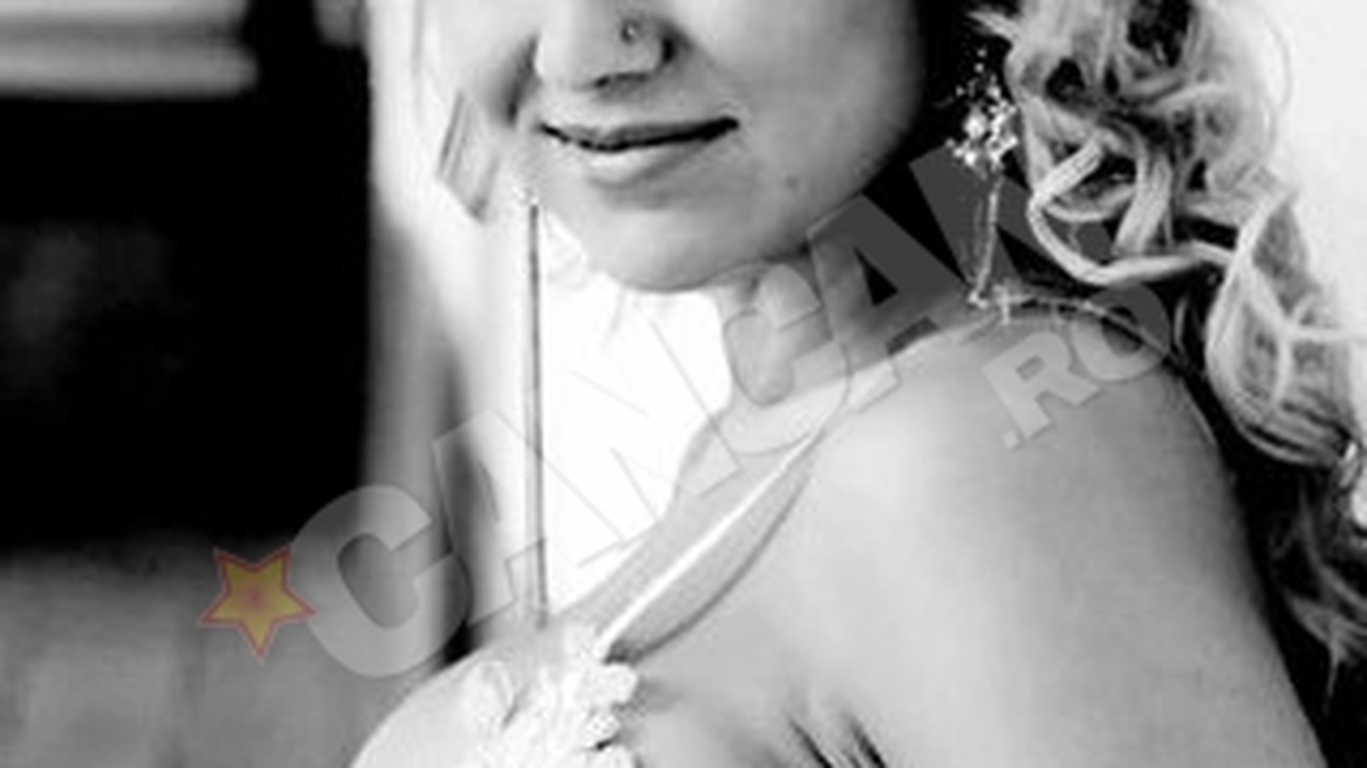 Frumoasa romanca noastra, scoate sanii pe fereastra! O prostituata din Oradea a scandalizat Italia