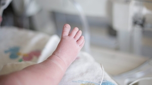 Un nou-născut a murit într-un spital din Pașcani. Părinții dau vina pe medici
