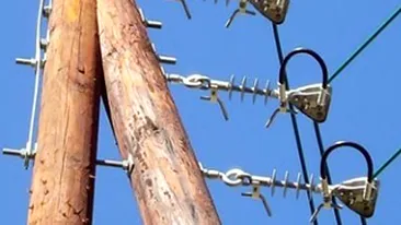 Un tanar de 26 de ani s-a urcat pe stalp si a amenintat ca se arunca in gol de la 100 de metri