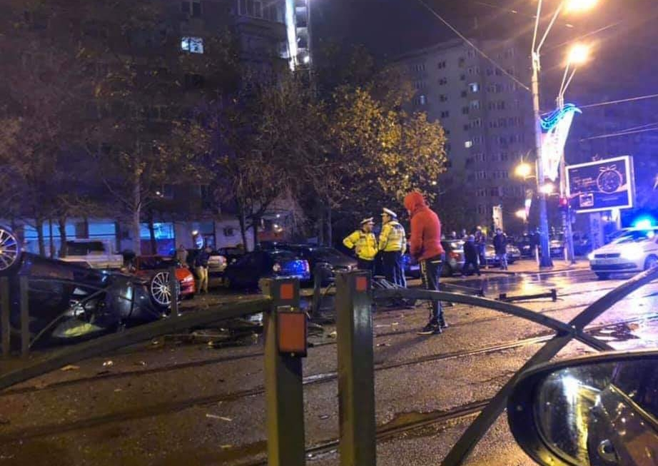 Accident spectaculos în București. Șoferul unui bolid a apăsat puternic pedala de accelerație și s-a răsturnat