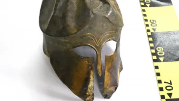Coif din bronz, vechi de peste 2000 de ani, în valoare de 400.000 de lei, găsit în casa unui ieșean. Imagini incredibile cu artefactul. VIDEO