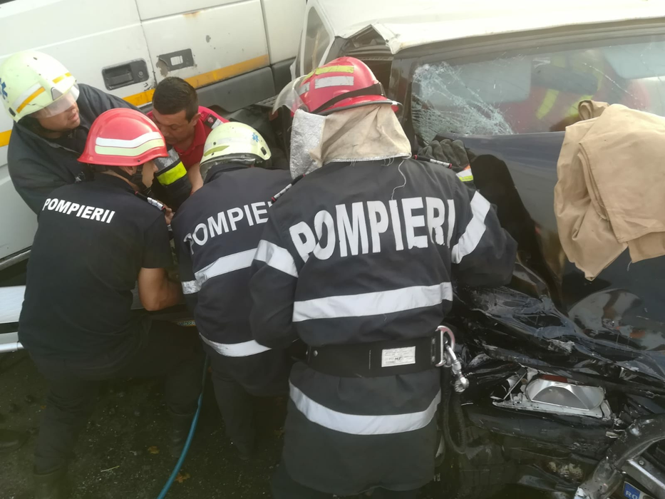 Doi răniți grav în urma impactului dintre un tir și un autoturism pe Valea Ursului, în Argeș