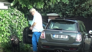 Cum l-am filmat pe milionarul care, pe vremuri, schimba Bentley-urile ca pe şosete! A coborât dintr-o…