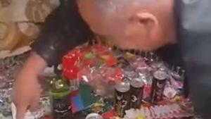 Acest buzoian a găsit o metodă inedită de a face bani! Joacă ”Roata Norocului” în portbagajul maşinii sale