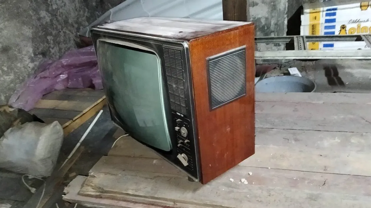 Ai așa ceva acasă?! Cu câți lei se vinde acum, în 2022, un televizor alb negru. Cât cere, pe OLX, un bărbat din Hunedoara
