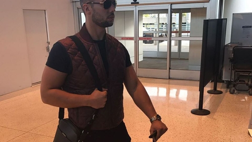 Cum a fost fotografiat azi Tristan, după ce Bianca Drăgușanu a apărut la volanul unui Bentley! A vrut să-i facă în ciudă?
