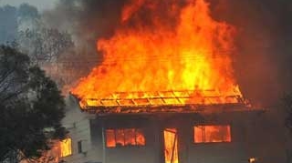 O batrana a murit intr-un incendiu izbucnit in locuinta sa si care a cuprins alte doua case
