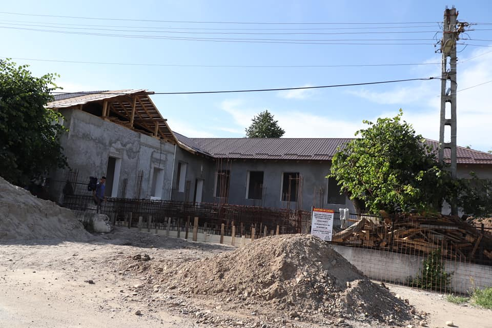 Oseminte, descoperite în timpul renovării unei școli din Bacău! Constructorii au ignorat descoperirea și nu au sistat lucrarea