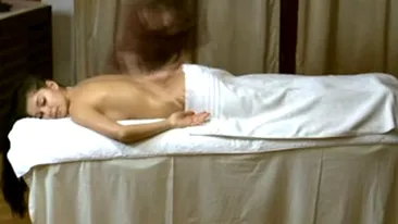 Elena de la Mandinga, cracanata si pipaita peste tot de un barbat! Vezi cum arata topless si in ce pozitii s-a lasat atinsa de maseurul pervers!