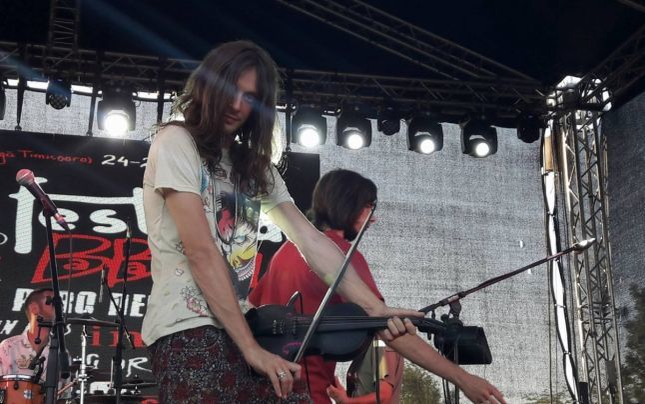 Andrei, fiul lui Mircea Dinescu, sare în apărarea maneliştilor. „Ei sunt adevăratele staruri! Dacă aş fi Salam, m-aş duce la Haga”