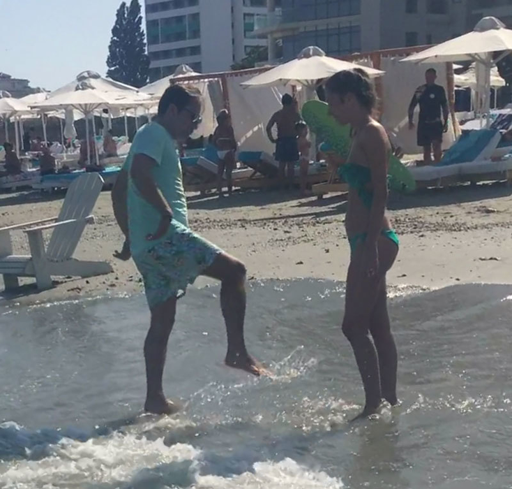 Bogdan o stropeşte pe viitoarea sa soţie cu apă