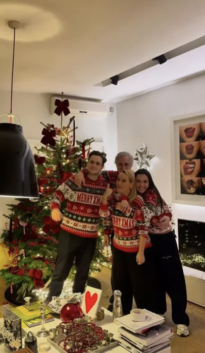 Cum arată casa Andreei Esca, decorată de Crăciun? Vedeta Pro TV a făcut bradul fără globuri