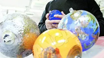 Decoratiile retro si in culori vii sunt la moda pentru Craciunul 2011. Se poarta globurile uriase