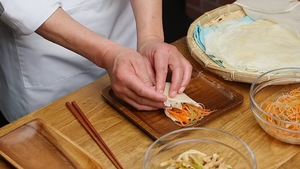 Chef John ne provoacă să rulăm istoria în farfurie! Rețeta spectaculoasă a pachețelelor de primăvară suculente care cucerește orice masă