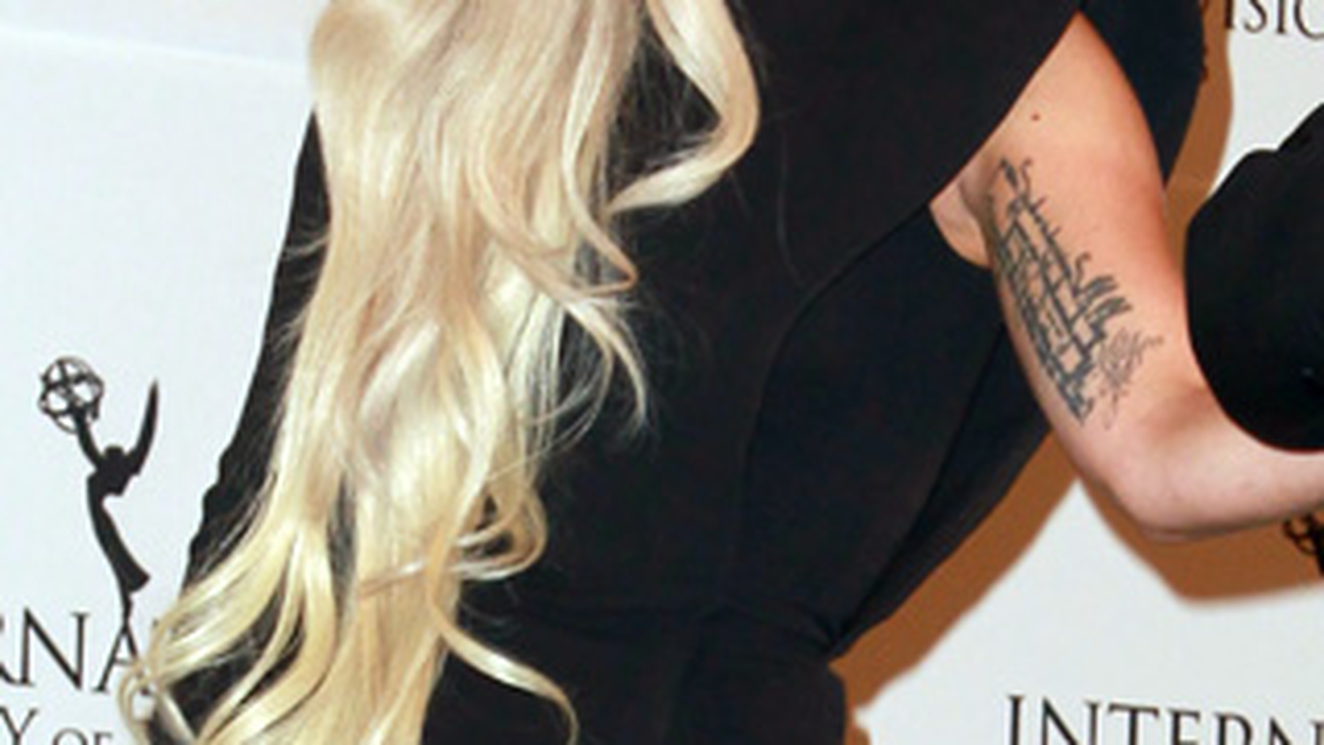N-o sa ghicesti niciodata cu ce vedeta are Lady GaGa termos! Vezi cu cine isi bea cafeaua!