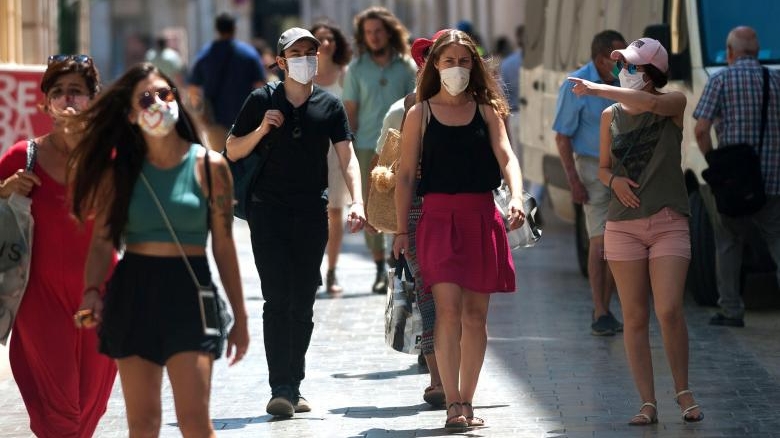 Vești bune pentru români! Când vom renunța la mască în spațiile deschise