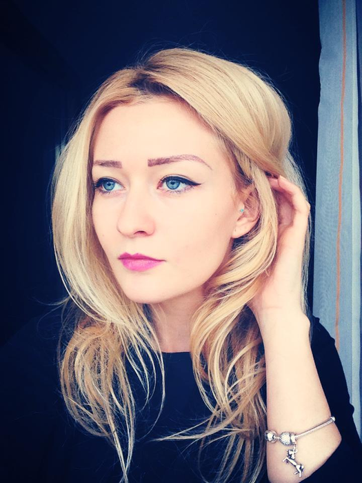 Imaginile care au apărut cu o lună înainte de divorţul ”Zânei”! Cu cine s-a fotografiat la han ”blonda lui Tuncay”