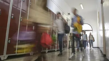 Elevii unei clase I din Galați au făcut ore pe hol, în prima zi de școală