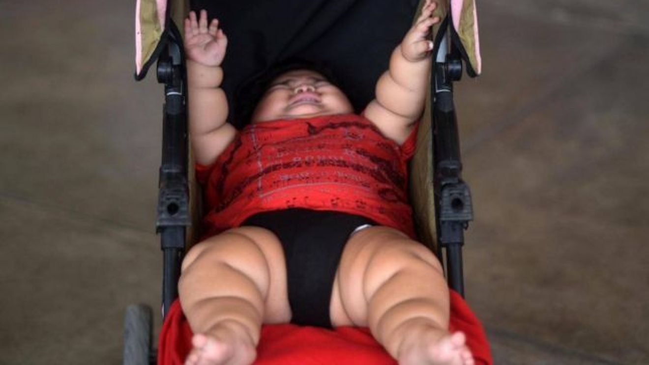 Cântăreşte 28 de kg la doar 10 luni şi totul din cauza unei diete! Ce a făcut mama lui în timpul sarcinii