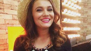 Ți-o mai amintești pe fata cu „vocea pe bigudiuri”? I-a impresionat pe jurații de la X Factor, Vocea României și The Four, iar acum e mămică