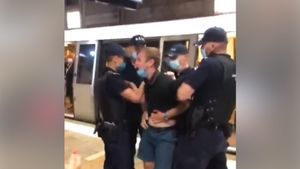 Scene incredibile la metrou! Patru jandarmi au imobilizat un tânăr care nu purta mască