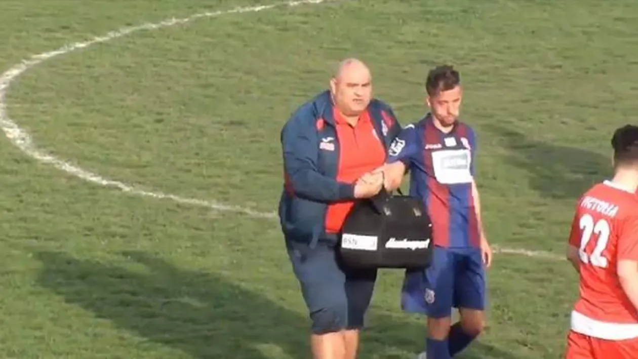 Un fotbalist român a fost rupt în bătaie chiar în timpul meciului!