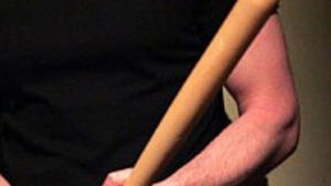 Un jurnalist a fost lovit cu bâta şi cu picioarele de un muncitor. Ce s-a întâmplat când jandarmii au ajuns la locul faptei