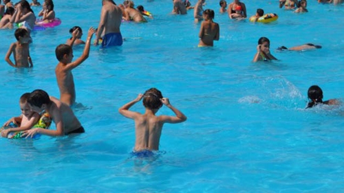 Au ramas masca atunci cand au vazut-o ASA! Citeste un acatist in sanii goi, la strand! S-a intamplat in Bucuresti