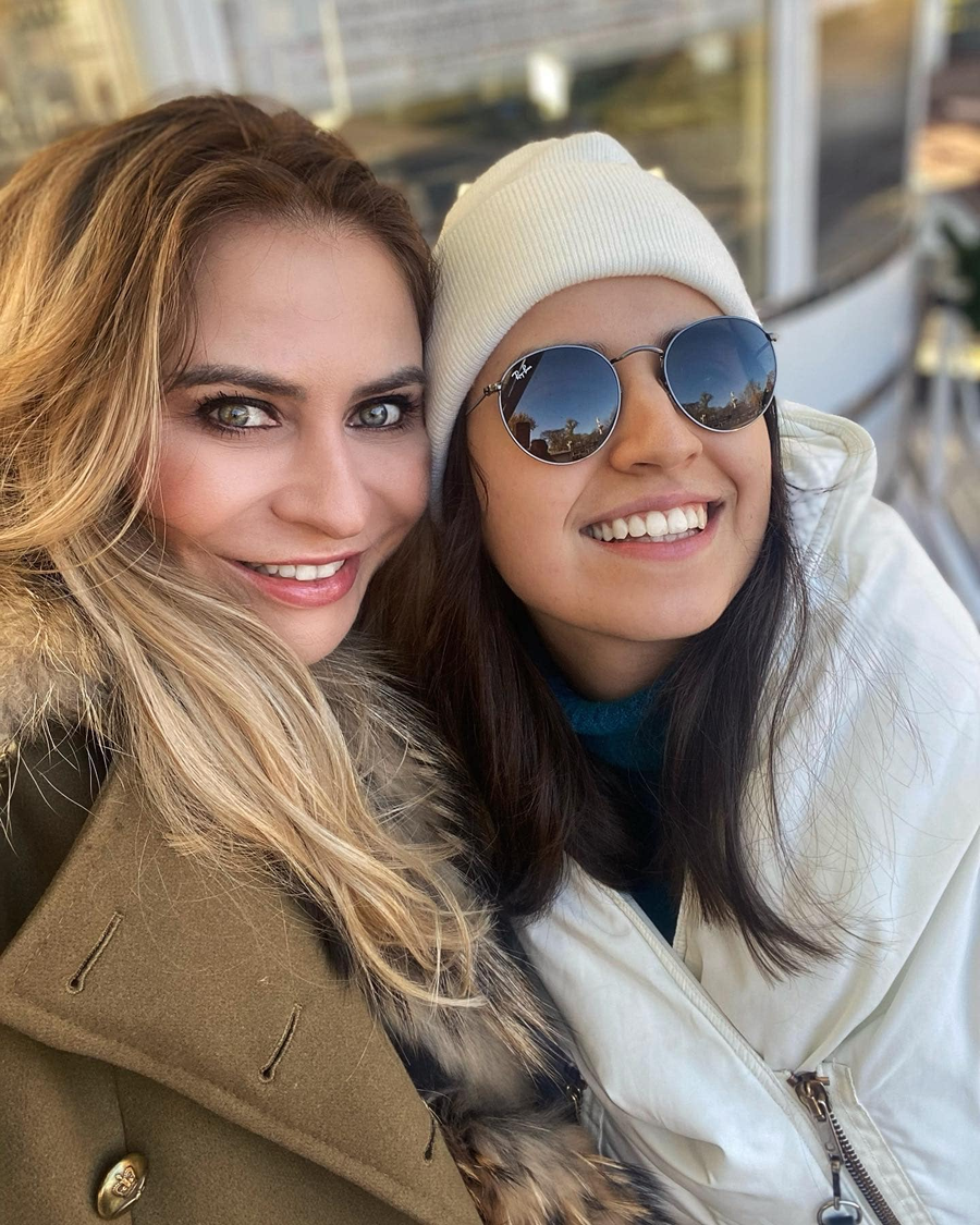 Adina, alături de fiica ei, Sara (sursă foto: facebook)
