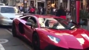 S-a ţinut de poante cu acest şofer de Lamborghini, dar a fost la un pas de moarte. Ce se întâmplă când tânărul se urcă pe capota super-maşinii i-a şocat pe mulţi