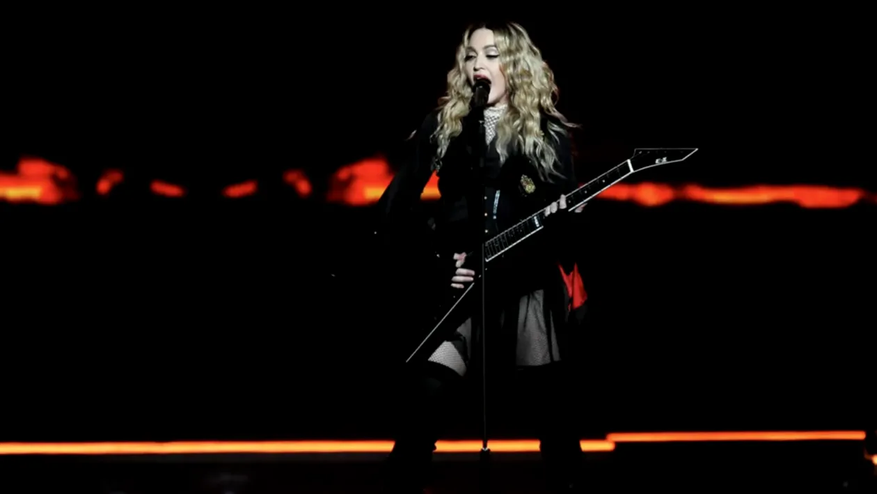 Madonna a făcut o gafă uriașă la concertul din Los Angeles. Cântăreața i-a cerut unui fan să se ridice în picioare, chiar dacă acesta era imobilizat. Iată cum a reacționa artista când a văzut!