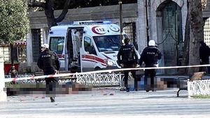 Atac sinucigaş la Istanbul soldat cu cinci morti si zeci de raniti. Un afacerist roman a scapat ca prin urechile acului