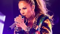 La 49 de ani a făcut un show incendiar! Jennifer Lopez i-a dansat în poală unui fan