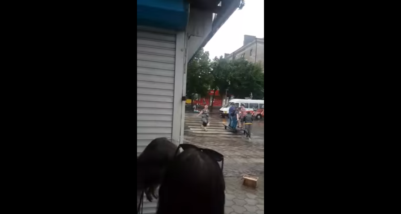 Ce idee genială de afaceri a avut un bucureștean. Trece oamenii strada inundată cu roaba. Câți lei cere pe drum