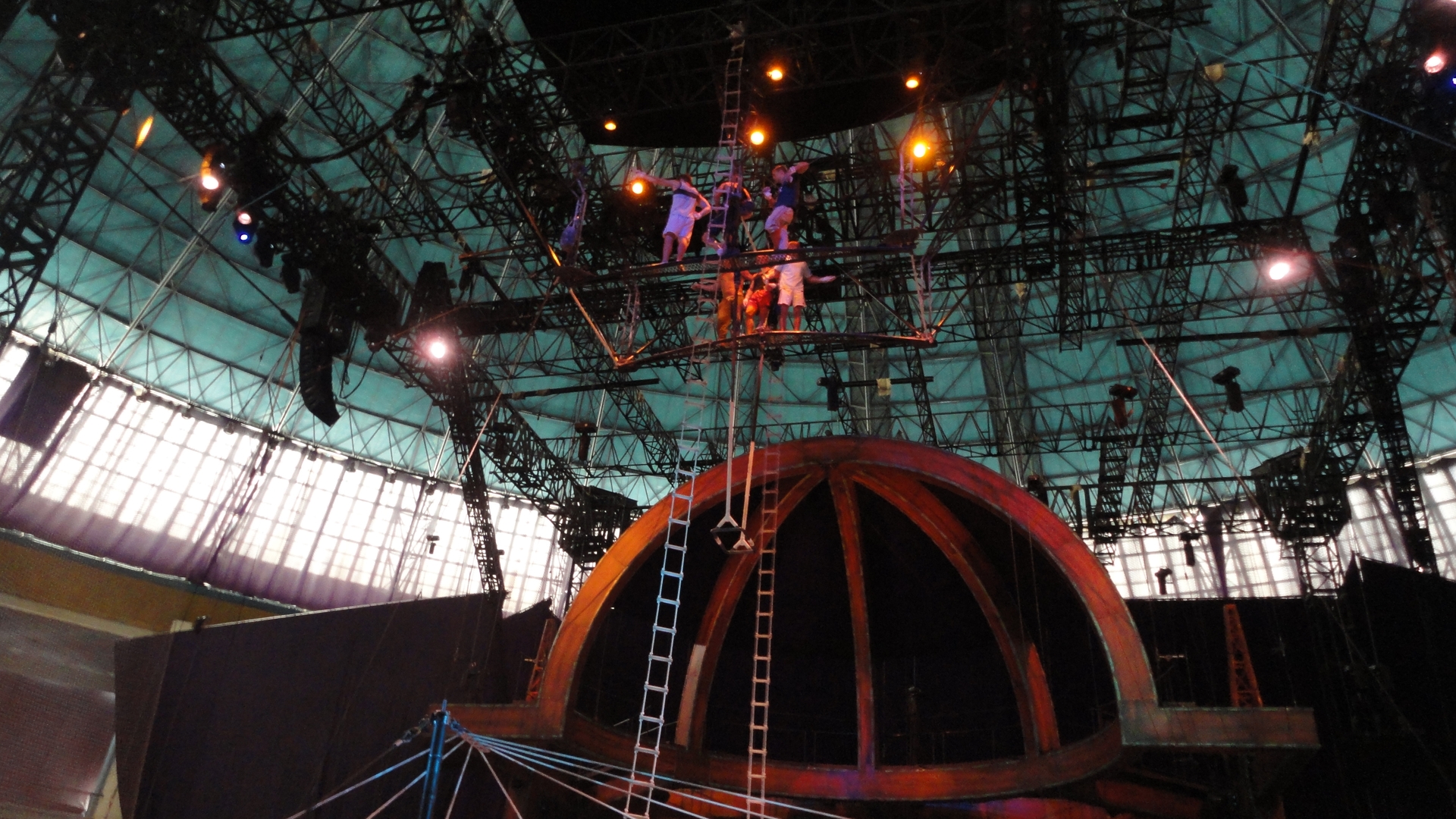 Culisele celui mai fascinant spectacol de circ din lume! Vezi cum se pregatesc acrobatii pentru salturile mortale