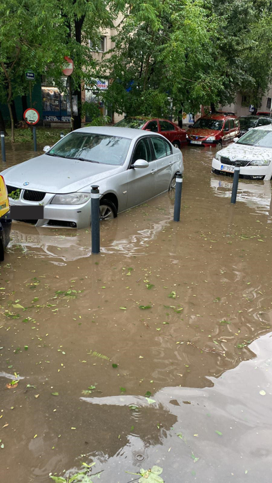 Drumuri inundate în Sectorul 6 Sursă foto: CANCAN.RO