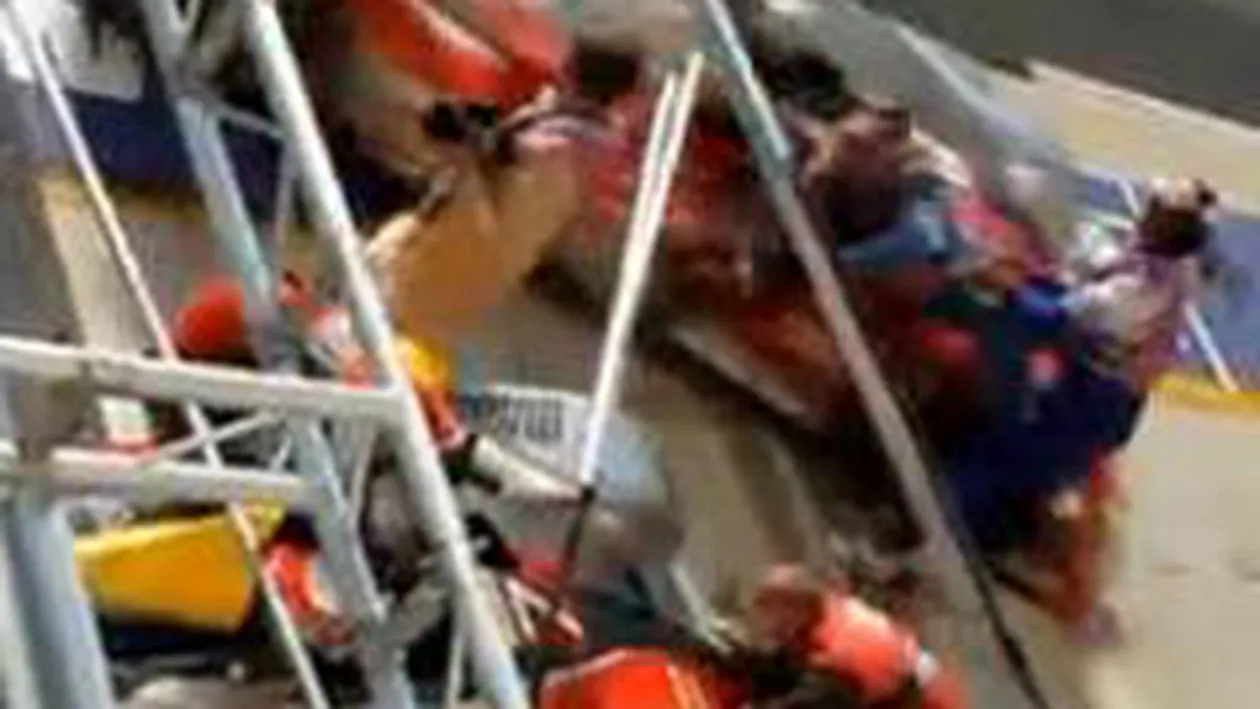 VIDEO Operator TV lovit in plin de o masina de curse!