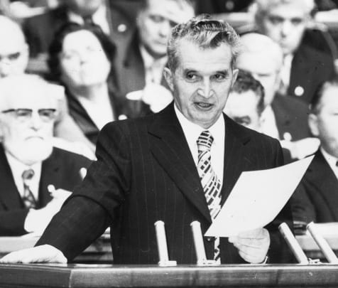 Ce tic rușinos avea Nicolae Ceauşescu. Dictatorul făcea asta aproape zilnic