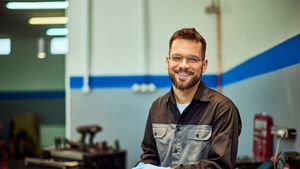 Ce salariu are un mecanic auto în 2026. Cât câștigă în funcție de experiență