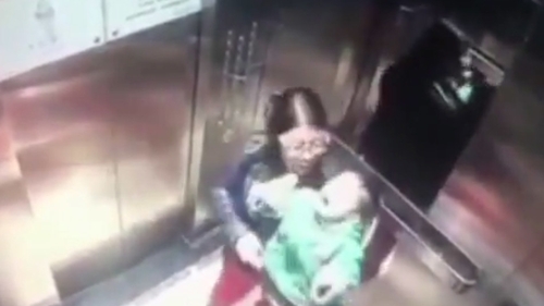 VIDEO. Bonă care a lovit cu bestialitate un bebeluş, filmată în lift. Părinţii au dat-o pe mâna Poliţiei!