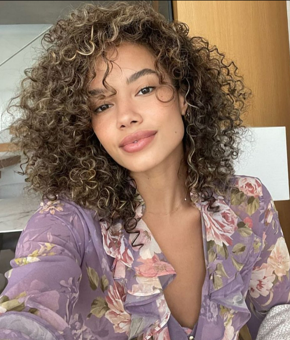 Ce „bunăciune”! Imagini incendiare cu iubita lui Karim Benzema, starul lui Real Madrid. A lucrat ca ospătăriță, iar acum este model în SUA | GALERIE FOTO