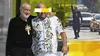 Gigi Becali și-a etalat noua piesă vestimentară în fața catedralei de 10 milioane de euro. Fanii s-au strâns în jurul lui ca la pelerinaj