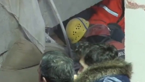 Un alt miracol în Istanbul! Un adolescent a fost scos în viaţă de sub ruinele blocului prăbuşit în urmă cu două zile