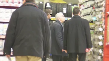 Vacaroiu a iesit la cumparaturi insotit de consilieri! Uite cum si-a ales crema de pantofi si baterii!