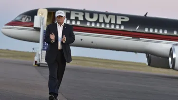 Stare de alertă la Casa Albă! Avionul lui Donald Trump, lovit de un bombardier!