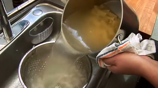 Ce se intampla daca arunci apa in care fierbi pastele in chiuveta! E cea mai mare greseala