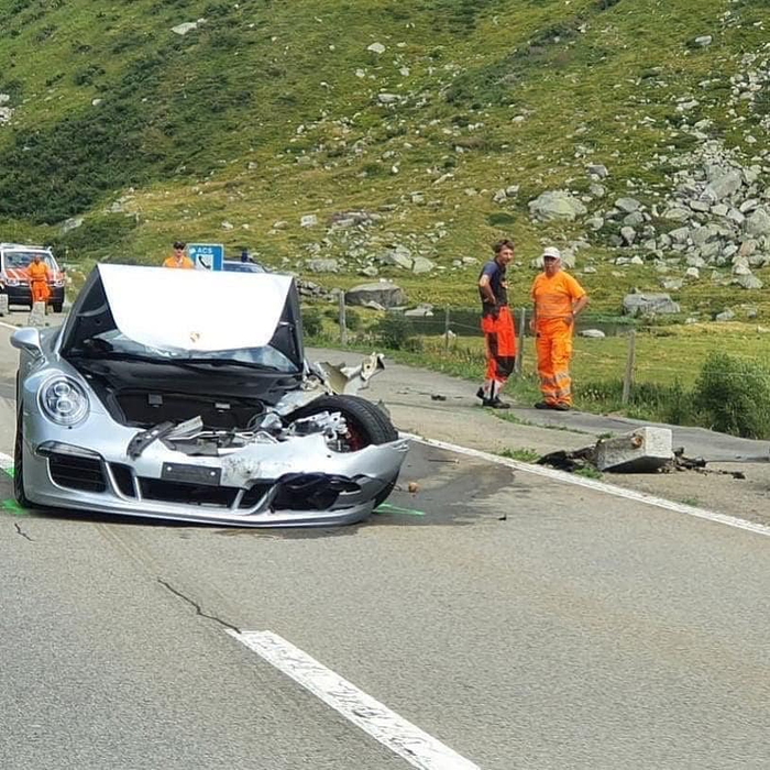 Accident de peste 3 milioane de euro! Un Bugatti Chiron și un Porsche 911 s-au ciocnit pe o șosea din Alpii Elvețieni